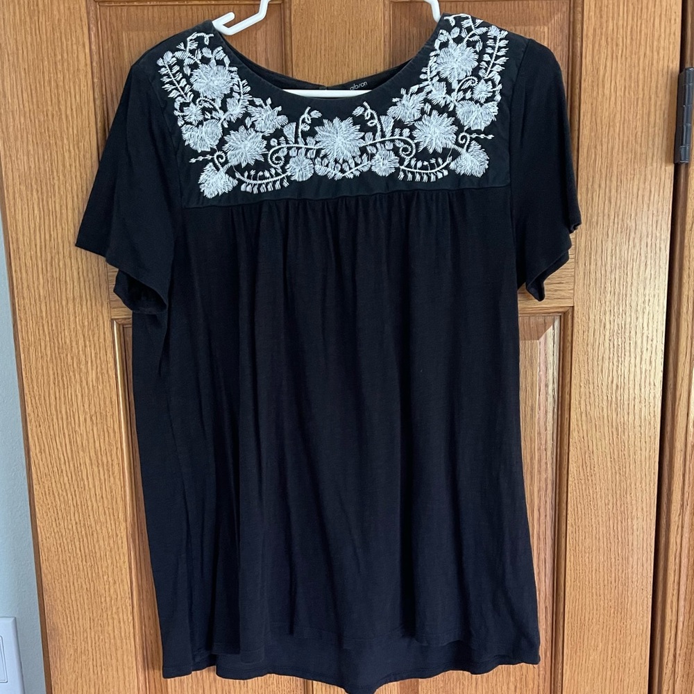 Gibson top. Size Medium. EUC.